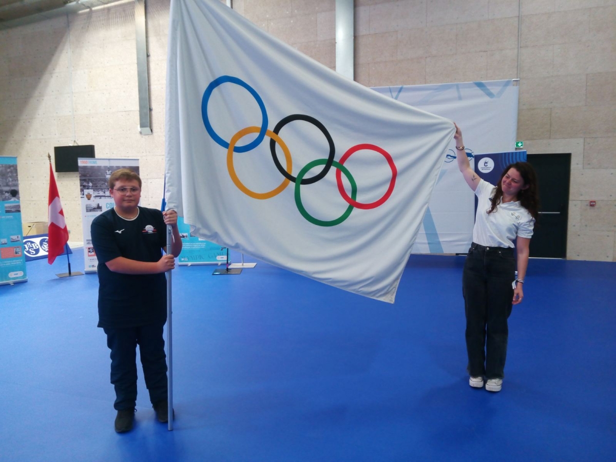 Thomas TRUFFIER,  porte drapeau lors de la cérémonie d'arrivée des drapeaux Olympiques au CNTS ...